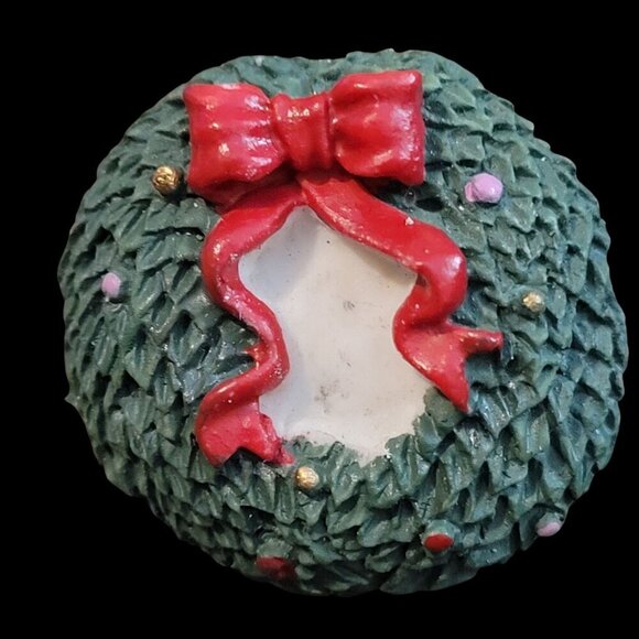 Resin Christmas Wreath Lapel Pin With Red Bow & Gold Details 1" - Picture 1 of 4
